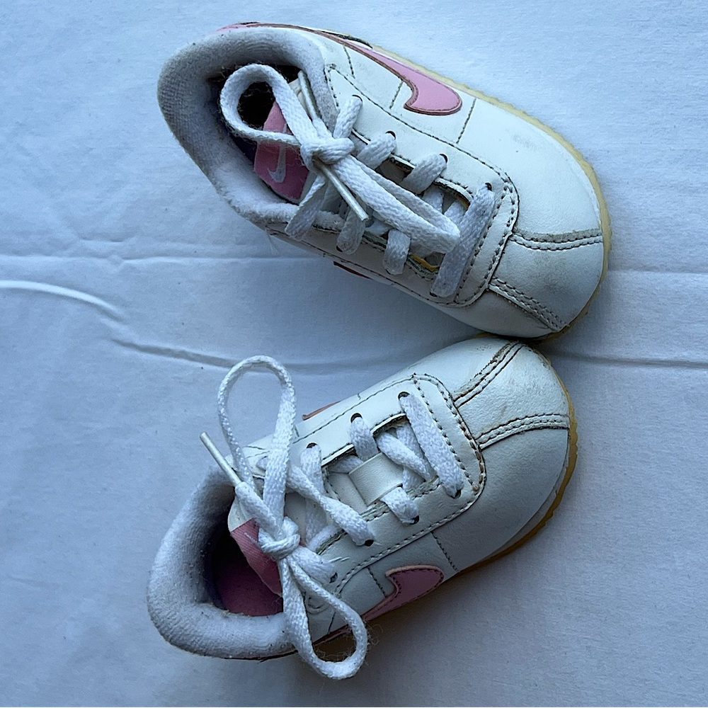 infant Nike sneakers white and pink size is 5c